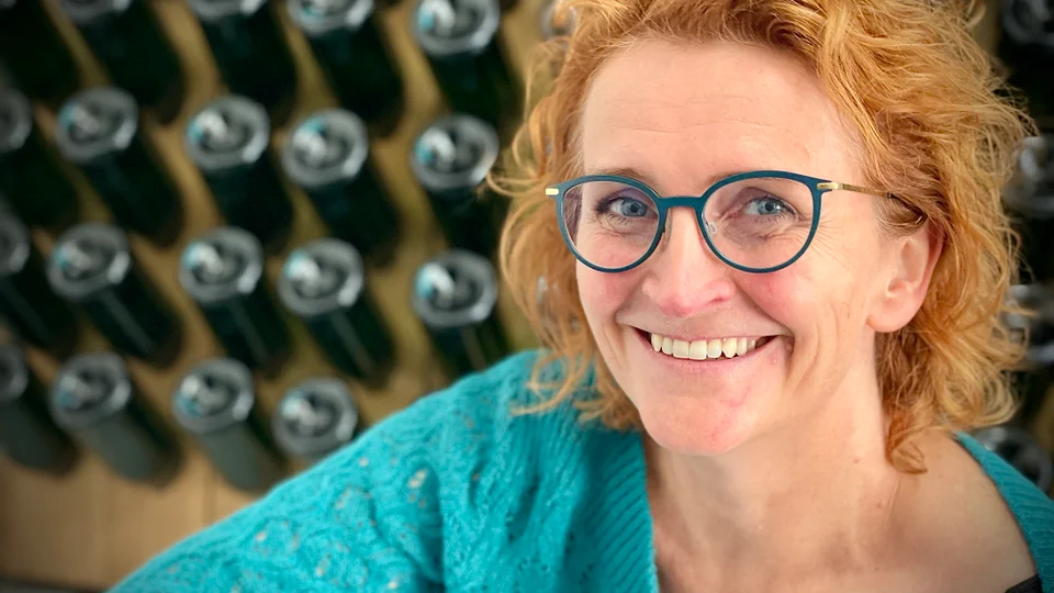 Maureen Sørensen har sit skotsk-klingende fornavn fra sin mor, der er 100 procent skotte. Hun bruger en stor del af sin fritid på Rakkerpak Cider. Foto: Jane Gisselmann