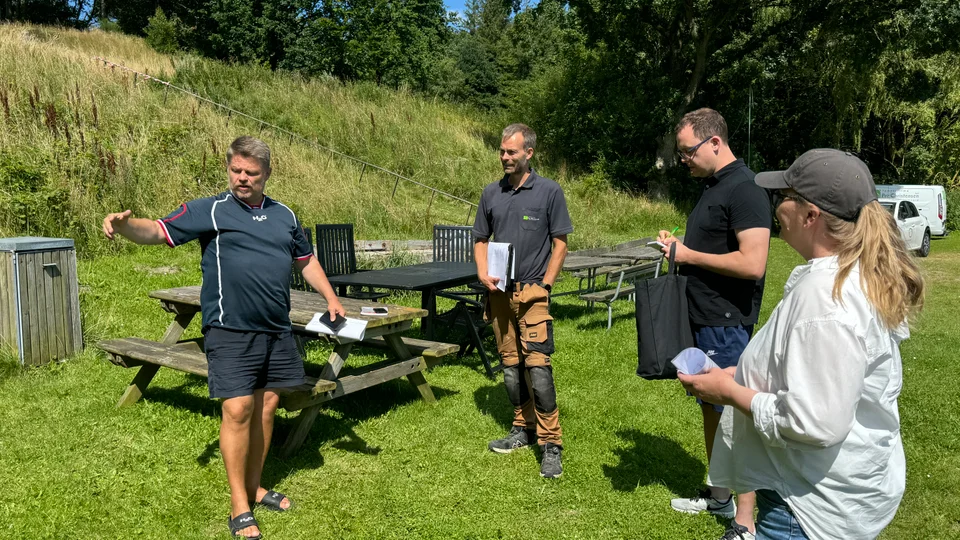 Byggemøde på stranden ved Sdr. Thise. Dan Mortensen fra lokalområdet fortæller. Foto: Pauli Vendelbo
