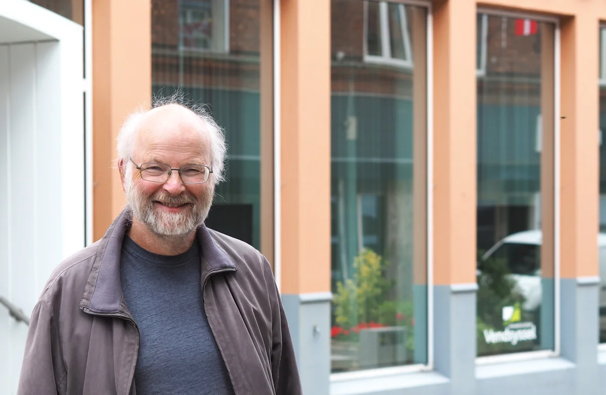 Toldstien løber over Frederiksgade