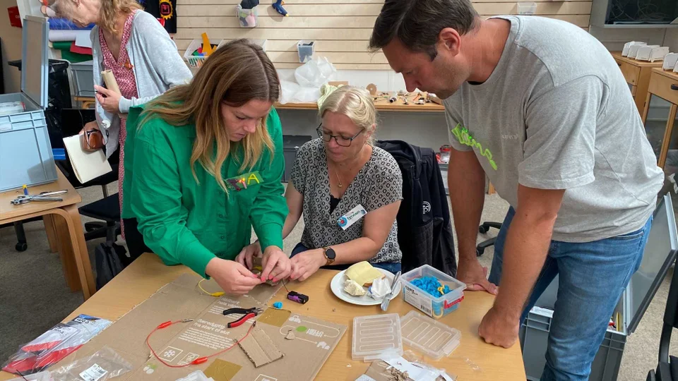 Lærere og pædagoger arbejder med makerspace.