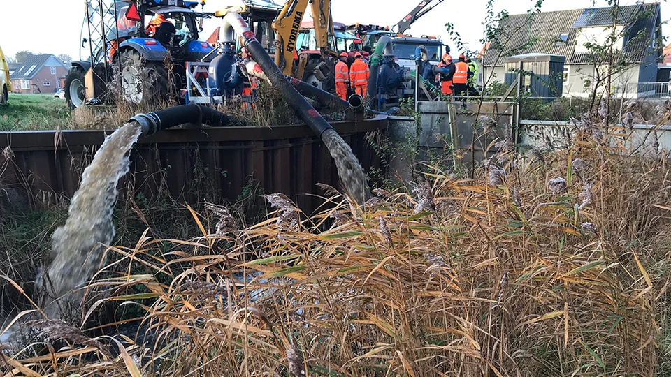 Pumperne bliver afprøvet under højvandeberedskabsøvelsen.