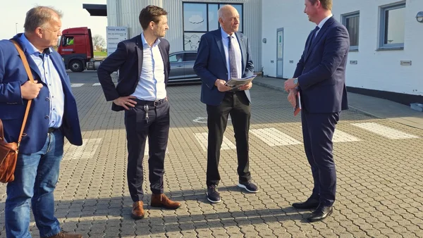 Transportminister Thomas Danielsen foran Thise Mejeri sammen med borgmester Peder Christian Kirkegaard. FOTO: Ditte Haaning