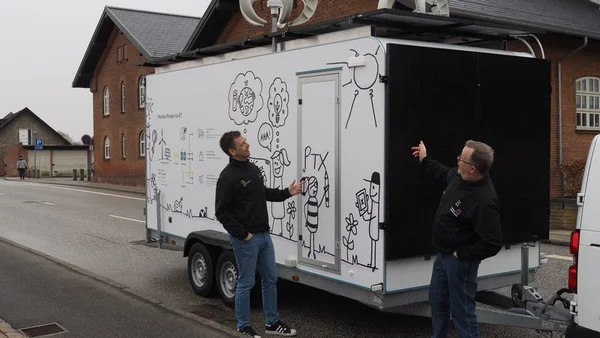 Søren Sohn og Marco Mølbæk ved Power-to-X-traileren. Foto: Læringsambassaden.