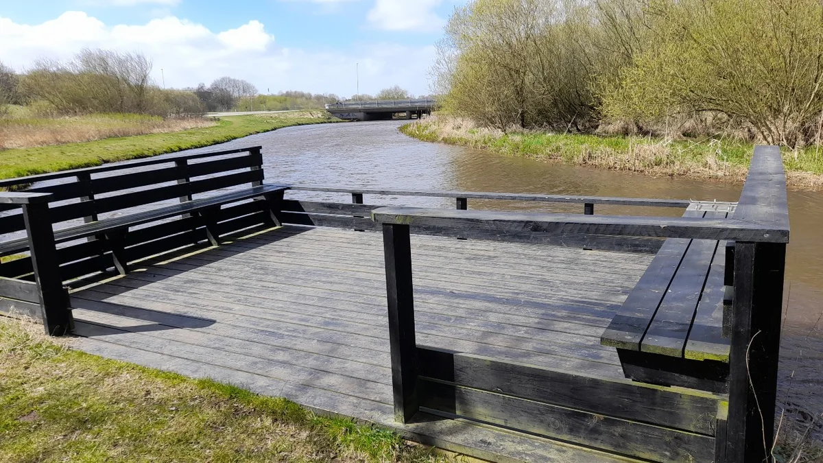 Handicapvenlig fiskeplads ved Karup Å. Ved overkørsel Søndre Boulevard