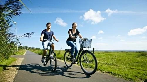 To cyklister på ny asfalteret cykelsti. Foto: Skive Kommune