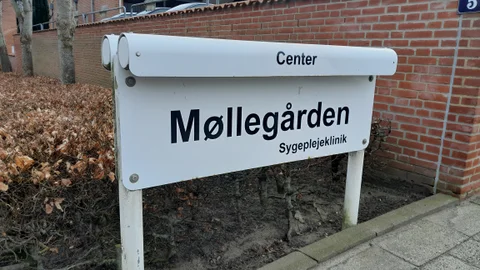Et hvidt skilt hvor der står "Møllegården" - Foto: Lone Dahl.