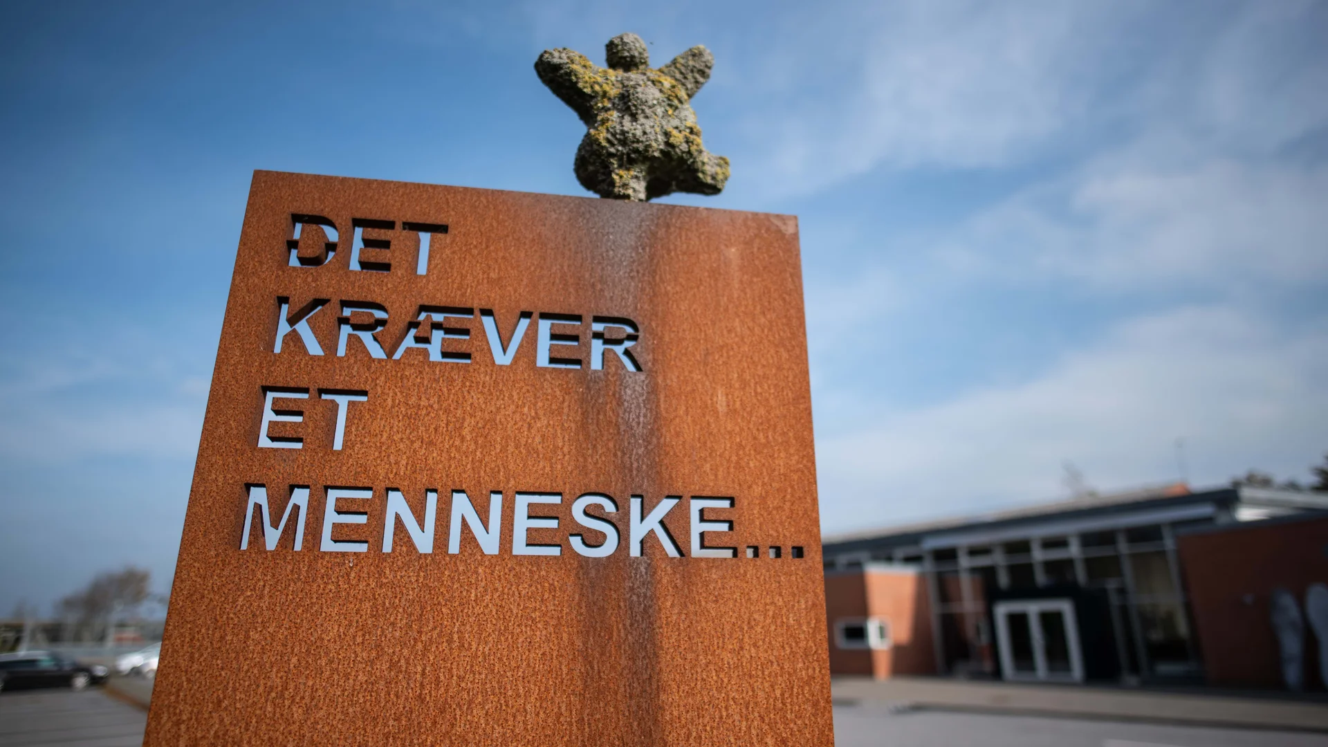 Skulpturen det kræver et menneske