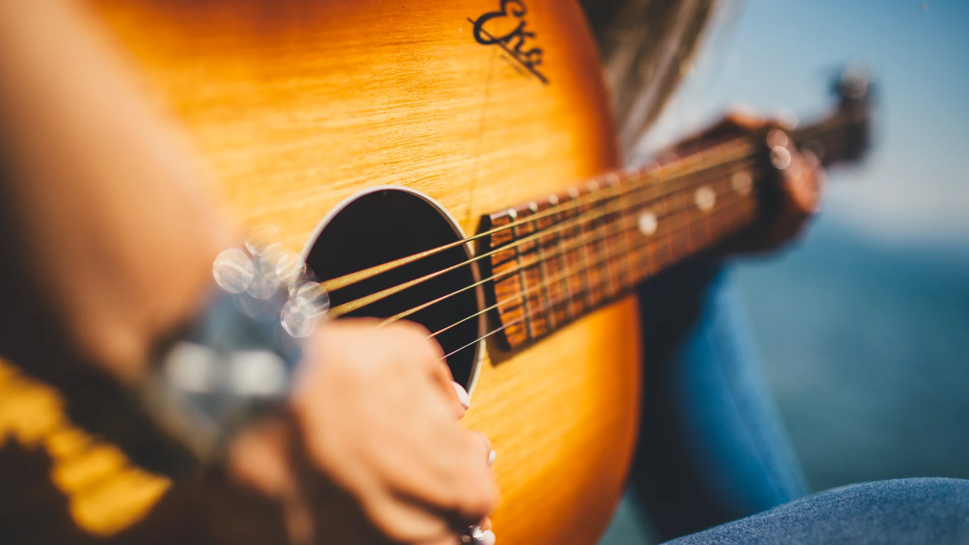 Billede af guitarspil.