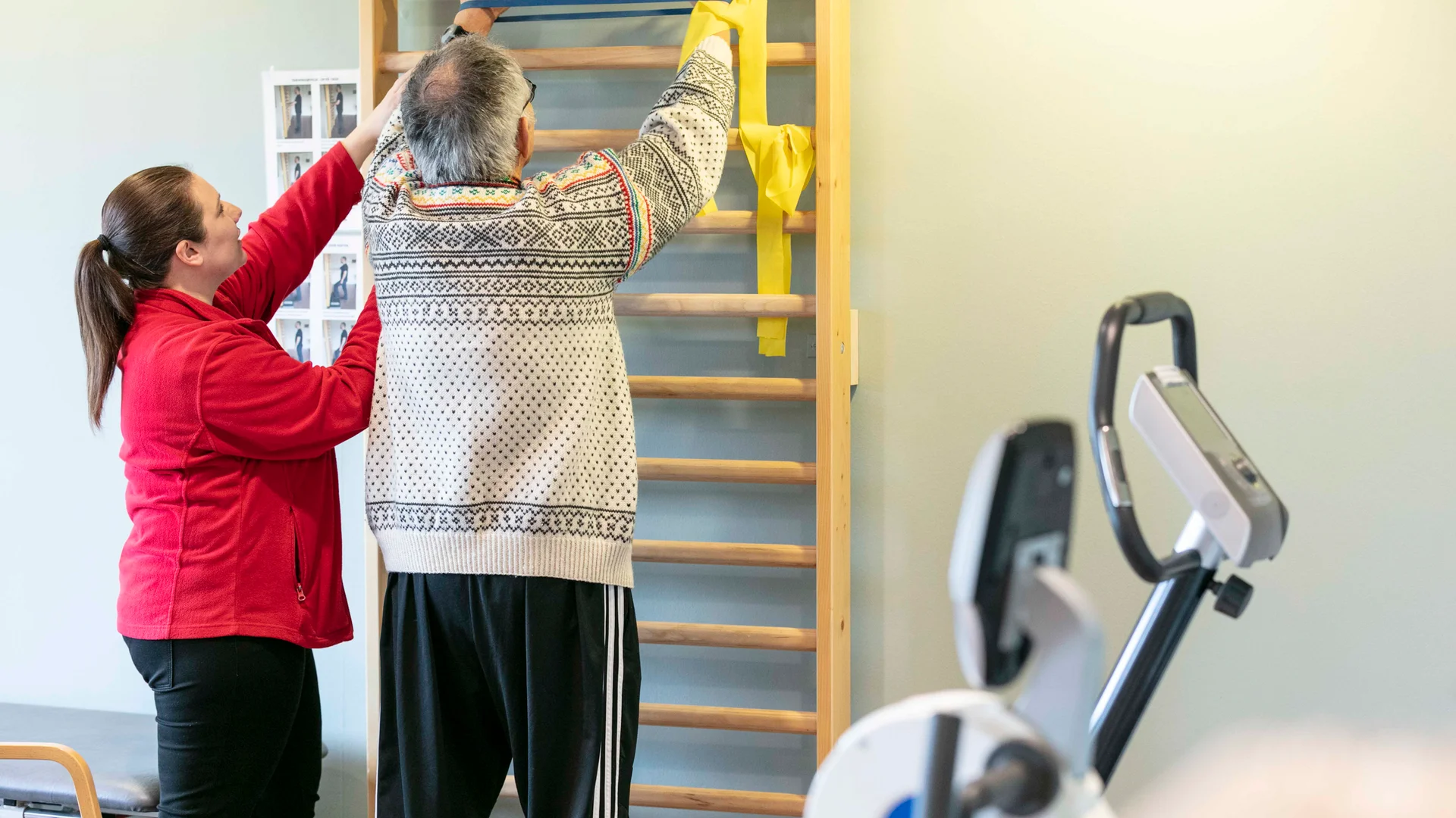 Medarbejder træner med beboer - fotograf Lotte Stærdal