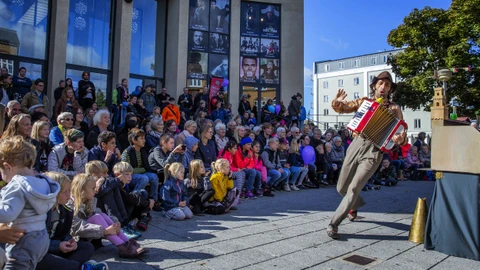 Børnepublikum og harmonikaspiller