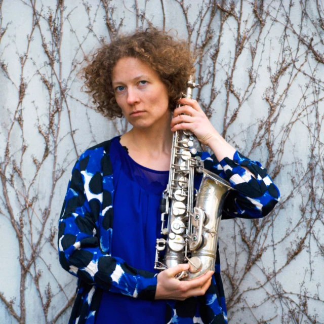Kvinde med saxofon
