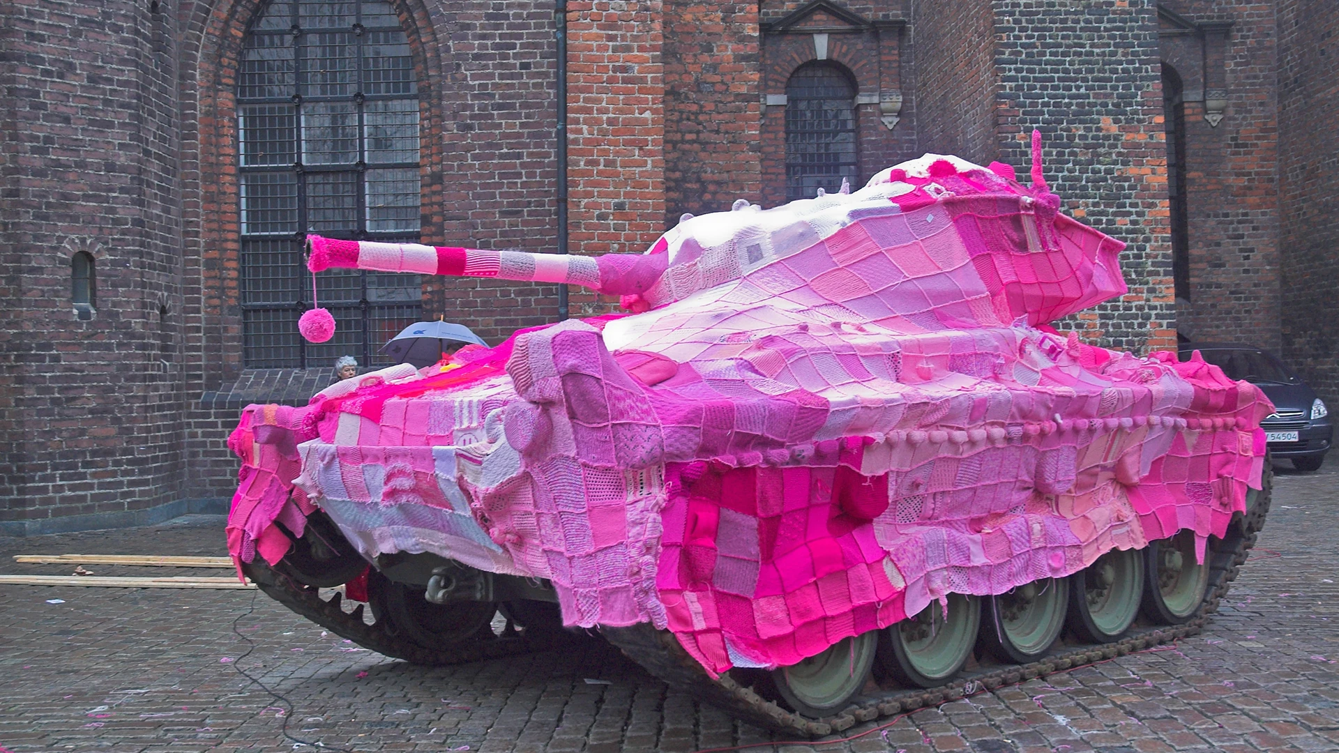 Tank med pink strik. Kunstskulptur.