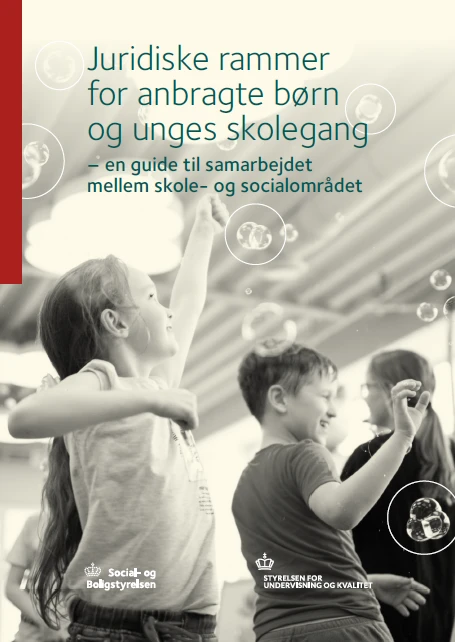 Fotografi der viser børn der leger med sæbebobler