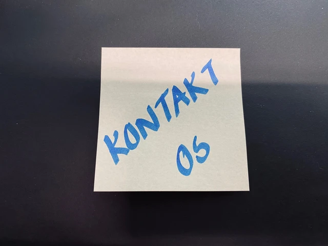 Post-it med teksten: Kontakt os