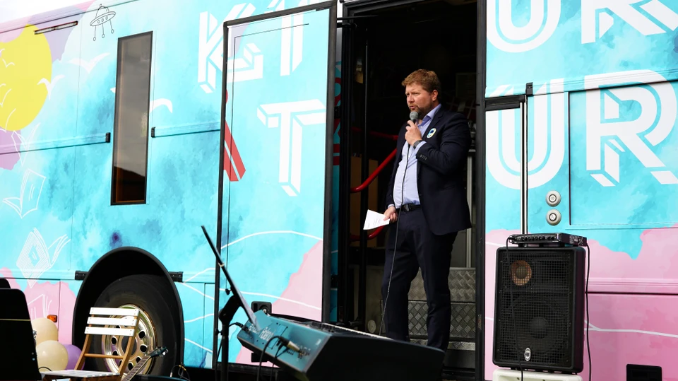 Udvalgsformand Torben Overgaard holdt tale ved indvielsen af en nye Kulturbus.