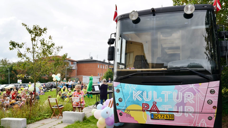 Den nye kulturbus på pladsen ved biblioteket.