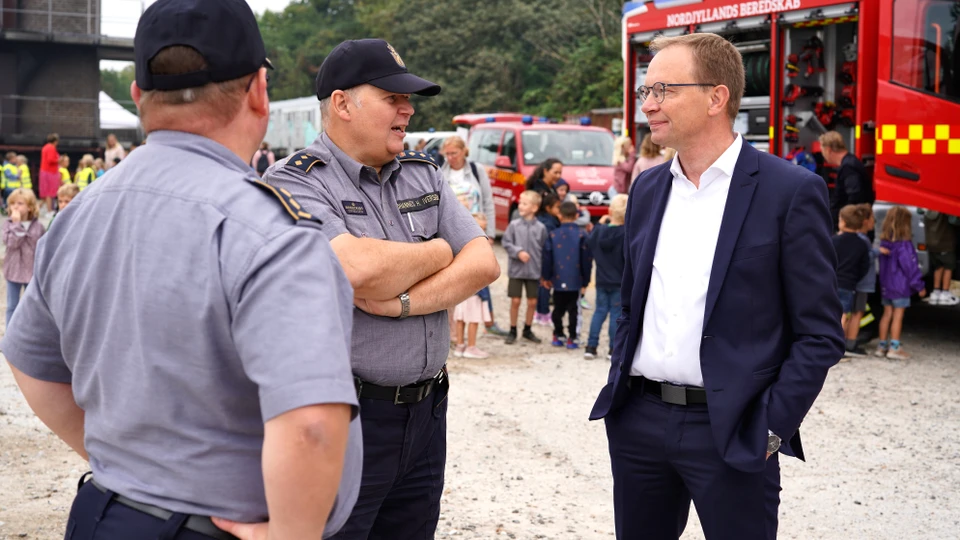 Borgmester i Thisted Kommune Niels Jørgen Pedersen var med på dagen. Her får han en rundvisning på pladsen af personale fra Beredskabsstyrelsen Nordjylland.