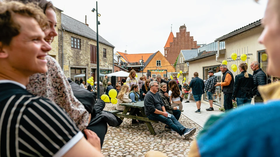 Mennesker i gården ved Smedjen, da stedet blev indviet.