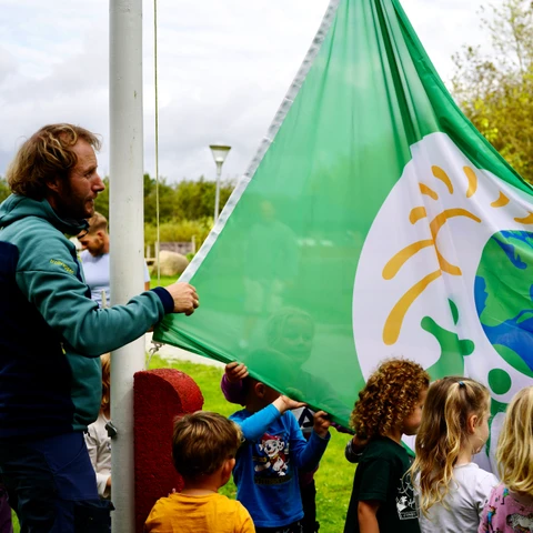 Det nye bæredygtigshedsflag bliver hejst.
