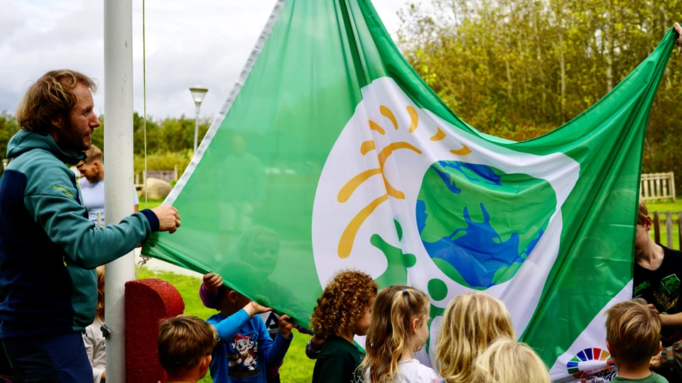 Det nye bæredygtigshedsflag bliver hejst.