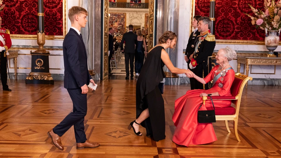 Magnus og Sine hilser på Dronningen