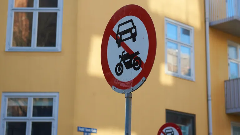 Billede af færdselsskilte i by