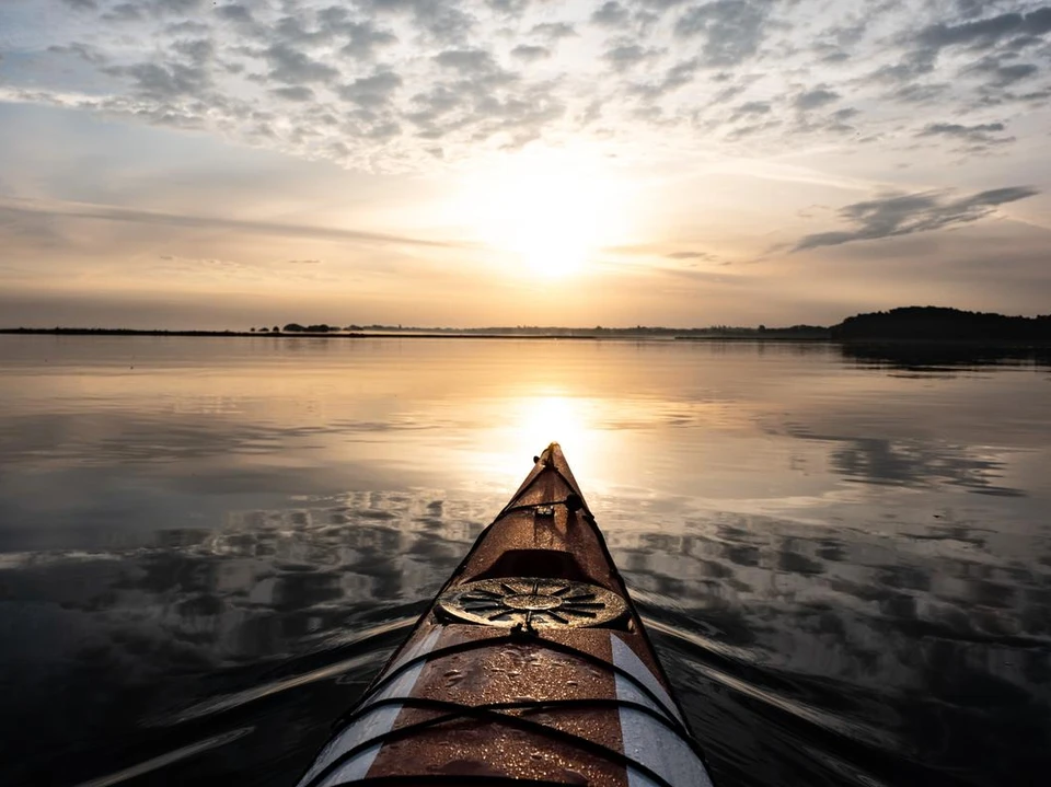 Kajak i vandoverfladen ved Præstø Fjord