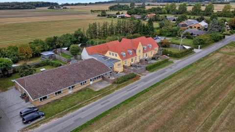 En tilbygning til en gammel landejendom.