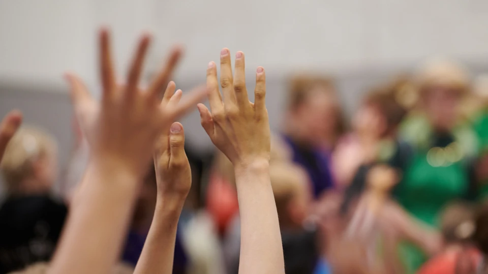 Hænder strakt op i luften 