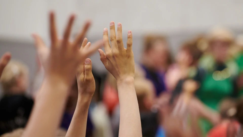 Hænder strakt op i luften 