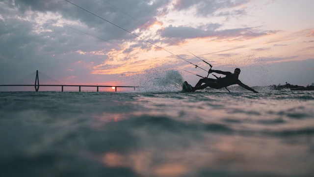 Kitesurfing ved Farø i solnedgang