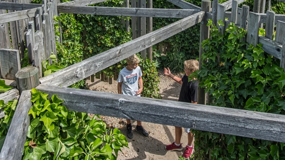 To børn der går rundt i Labyrint Parken