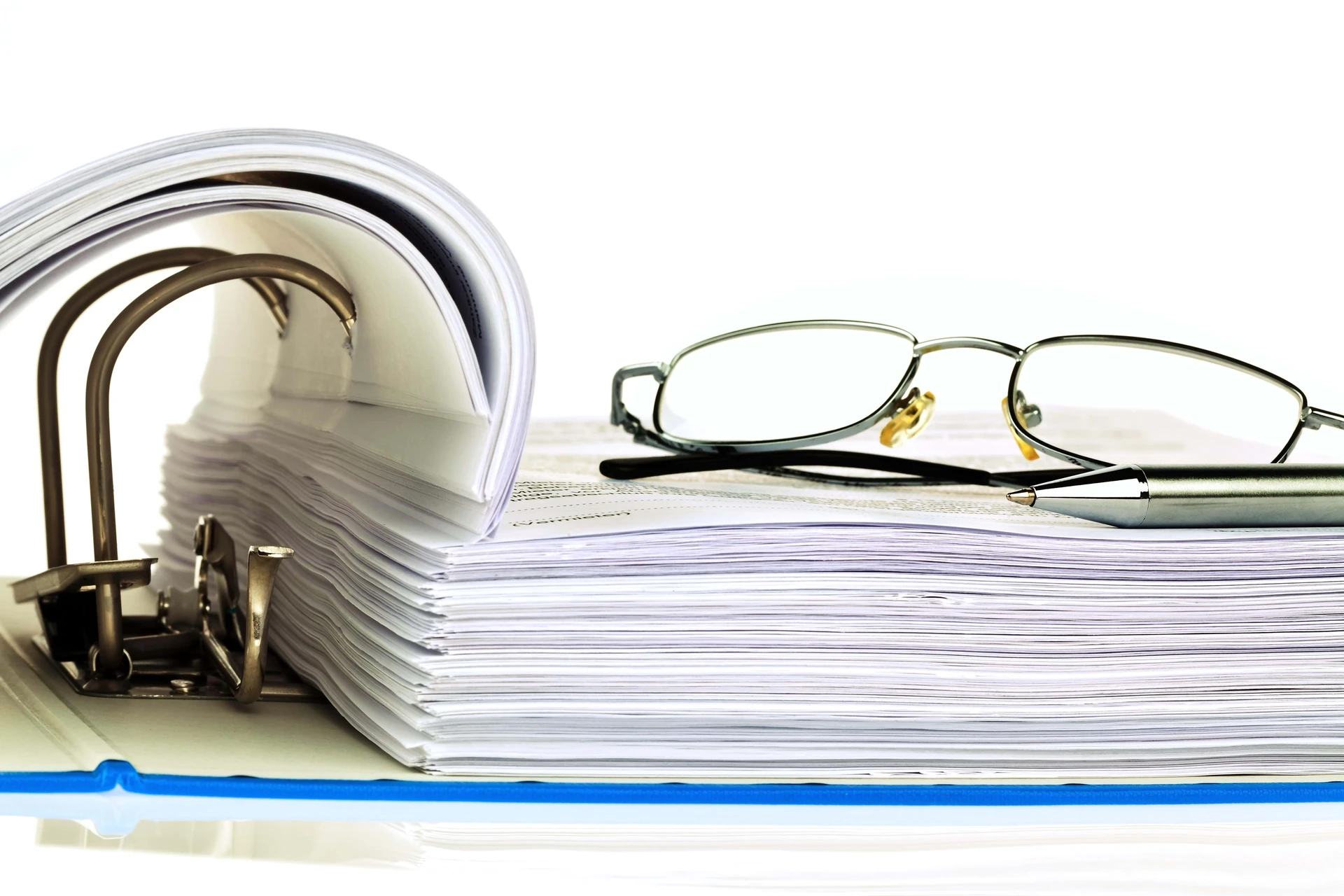 Billede af et par briller på en ringbind-mappe