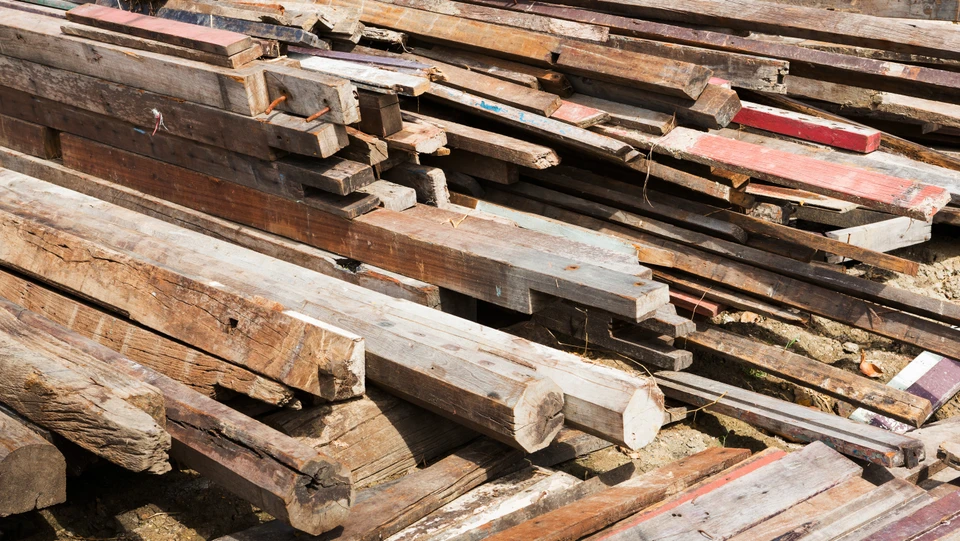 Billede af en bunke gammelt tømmer