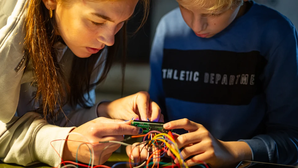 Børn der coder elektronik
