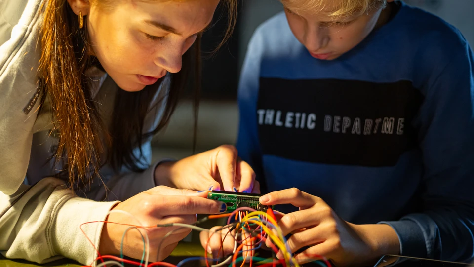 Børn der coder elektronik