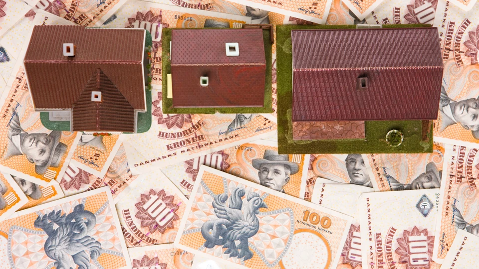 Huse ovenpå pengesedler