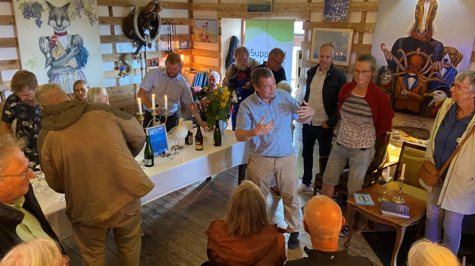 Konsulent Søren Sørensen holder tlale ved indvielsen af 25 biohuts i Klintholm Havn