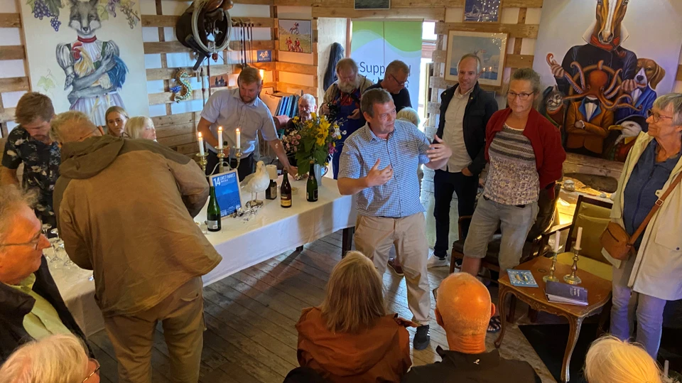 Konsulent Søren Sørensen holder tlale ved indvielsen af 25 biohuts i Klintholm Havn