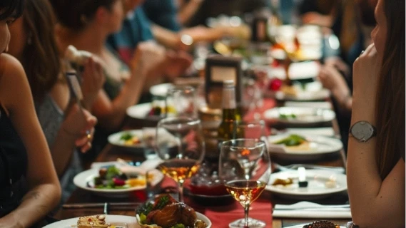 Langbord med tallerkener