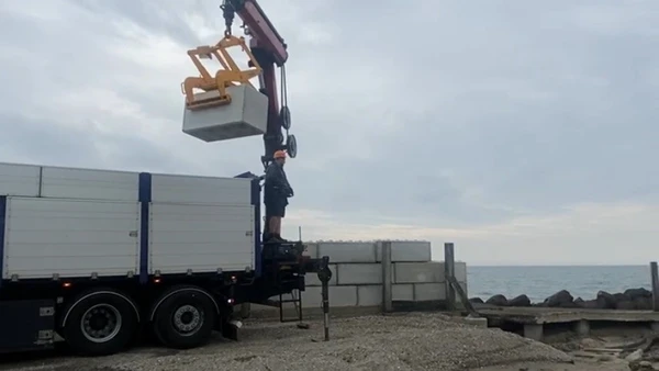 Betonklods på Klintholm erhvervshavn