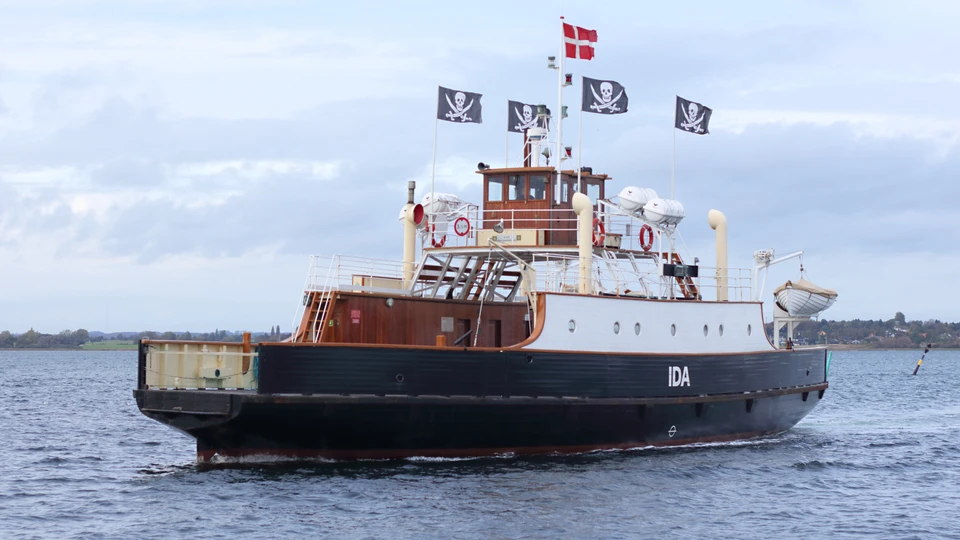 Færgen IDA med piratflag