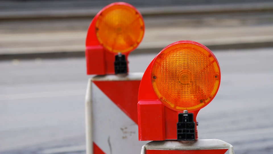 Afspærring ved vejarbejde med orange blink
