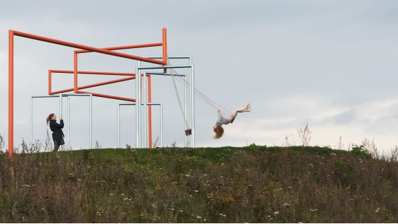 Pige gynger på kunstværk