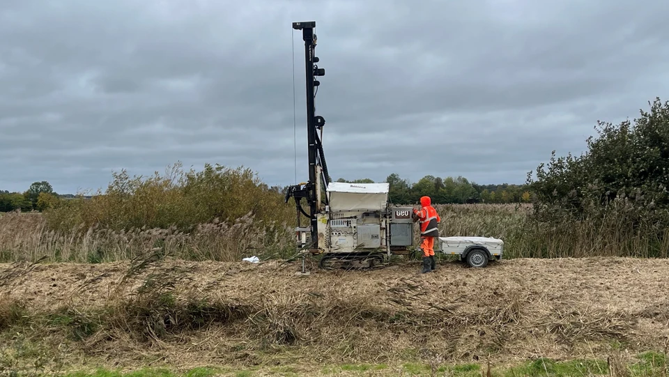 Maskine på larvefødder, der borer ned i et dige