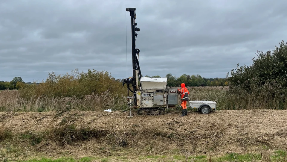 Maskine på larvefødder, der borer i et dige