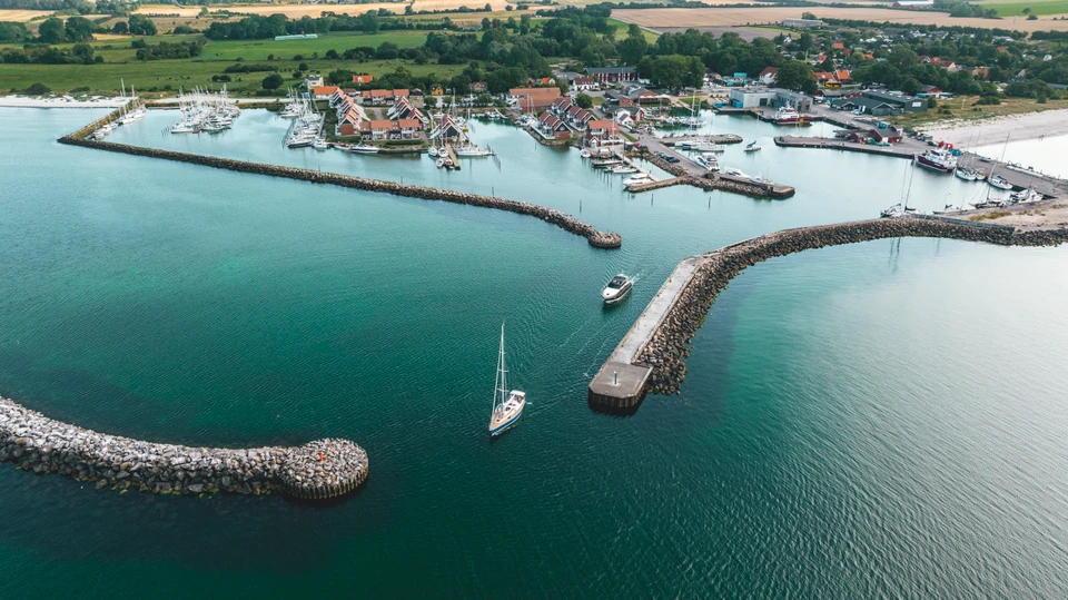 Luftfoto af Klintholm Havn set fra vandet