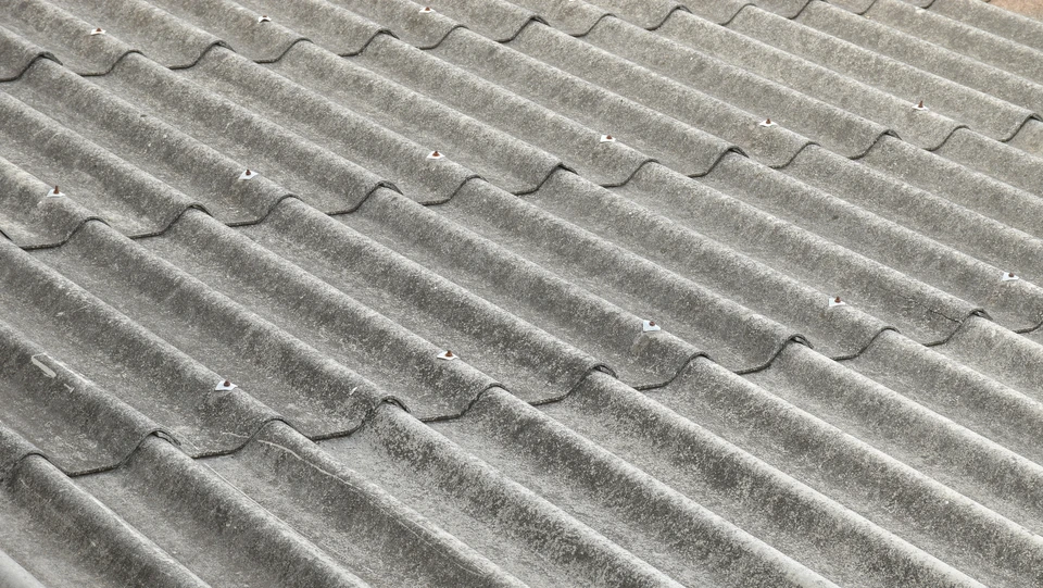 Billede af et gråt asbesttag