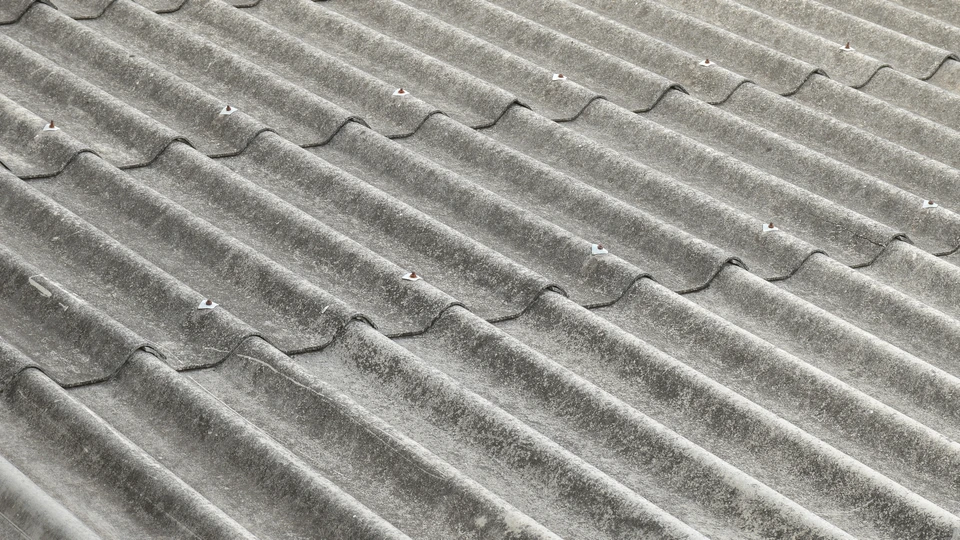 Billede af et gråt asbesttag