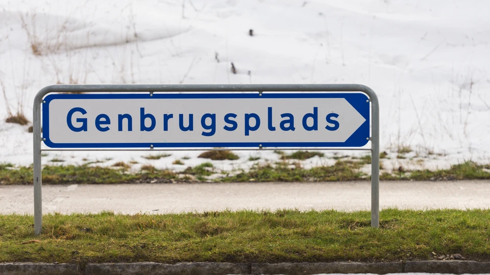 Billede af et skilt der viser mod genbrugspladsen